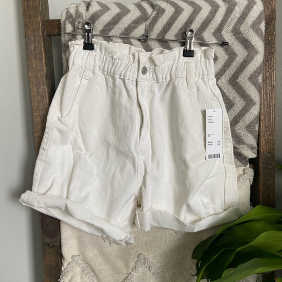 NWT Urban Outfitters White Stretchy Mom Shorts - Picture 1 of 3